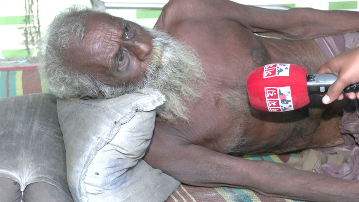 তিনটি হাইস্কুলের দাপুটে হেডমাস্টার পড়ে আছেন যাত্রী ছাউনিতে